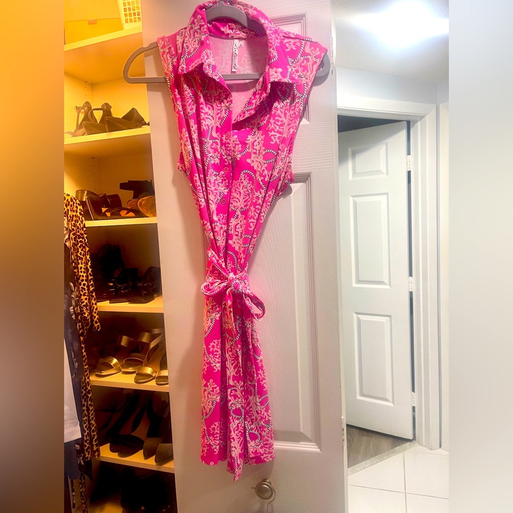 Lulu B shirt button down dress belted or unbelted with detail button pockets.